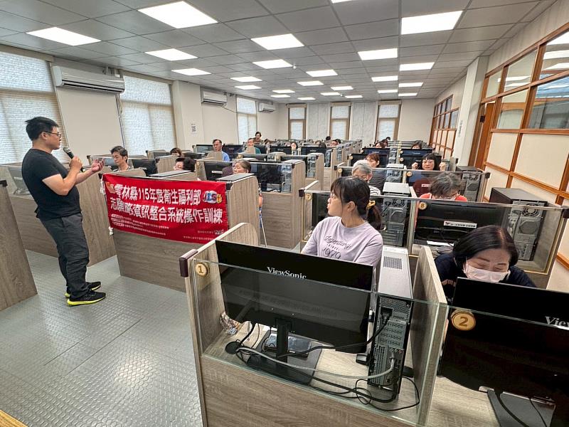 學員認真聽講。