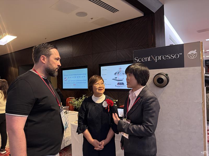 徐佳青（中）參觀「台歐日」產業交流會場，現場由Sentxpresso負責人許晴晏（右）導覽說明。