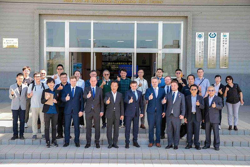波蘭科技部國務卿率團訪亞創 深化台波無人機產業合作