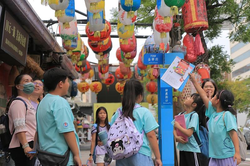 學生尋找神農街花燈，連結自身美術課程經驗與地方文化參與。