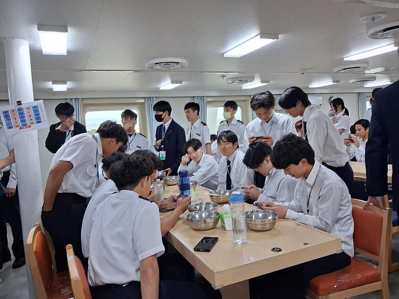 高科大航海系與輪機系學生於御風輪餐廳空間交流互動，體驗海勤生活與船上實習日常。