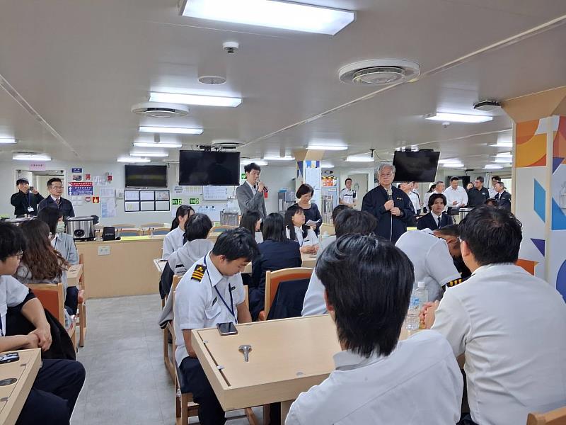 教育部技職司司長楊玉惠與高科大副校長俞克維登輪勉勵學生，肯定御風輪作為國家級海事教育實習平台的重要意義。
