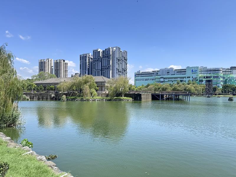 台中鐵路高架化完工通車後，不僅站體大翻新，後站大智路打通正式串聯前後站，三井Lalaport商場也進駐，公園、綠地充足。圖為湖濱生態園區。