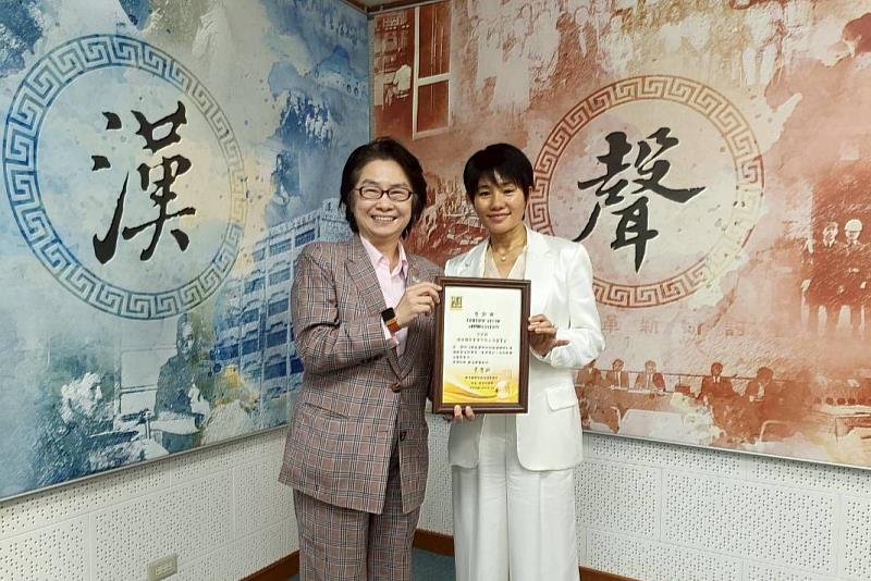 群景國際商務法律事務所所長蔡慧玲律師（左）頒贈廣播專訪感謝狀予Ginyoga瑭琪經筋瑜珈創辦人賀定群董事長（右）。
