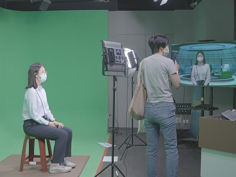 台北靜修高中連同學報考世新資管系，期待跨域學習。（世新大學提供）