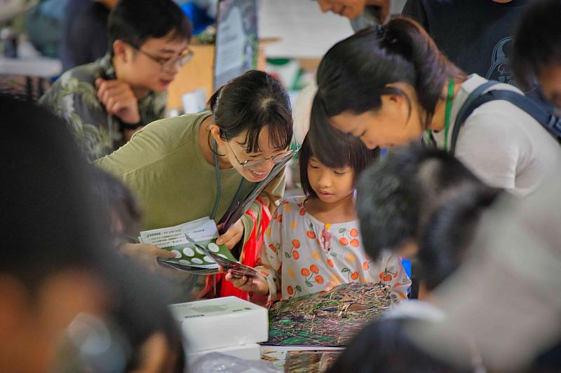 市集藉由闖關遊戲互動讓參與民眾更加認識嘉南地區生態、國土綠網與生物多樣性。
