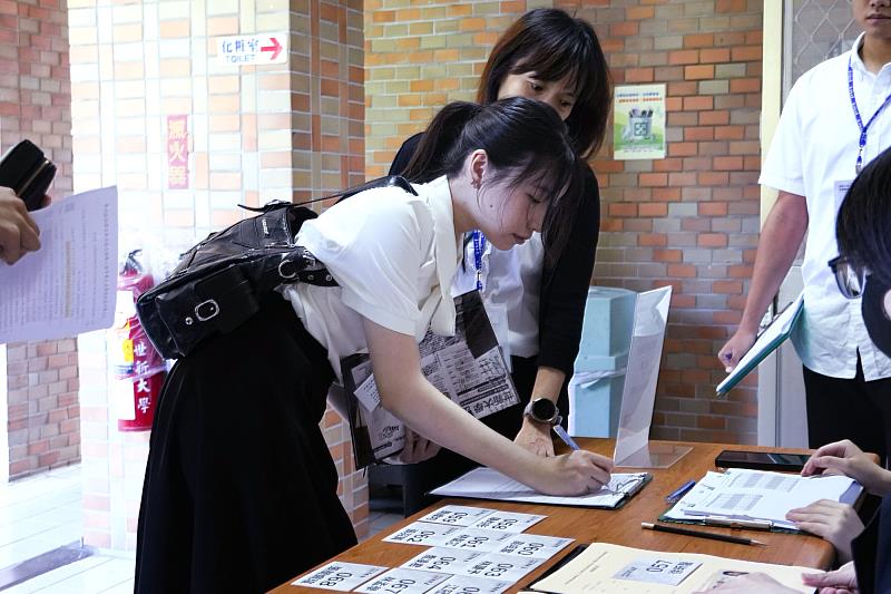 台北中山女高徐同學報考世新法律系，看重其實務導向的師資與課程設計。（世新大學提供）