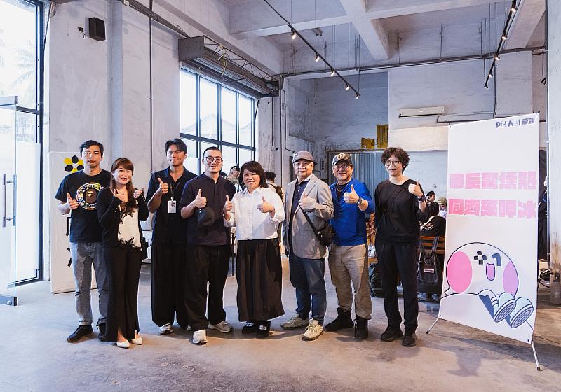 菸葉廠劇組探班。