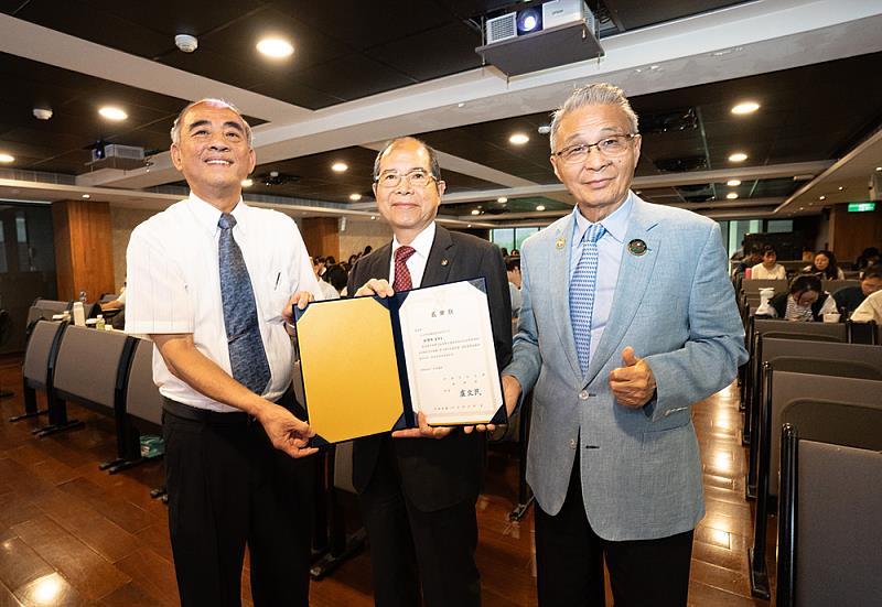 廖永源董事長(右)、周建亨所長(左)共同致贈感謝狀予歐陽禹董事長(中),感謝蒞校分享產業實務與數位轉型經驗,深化學術與產業交流合作。