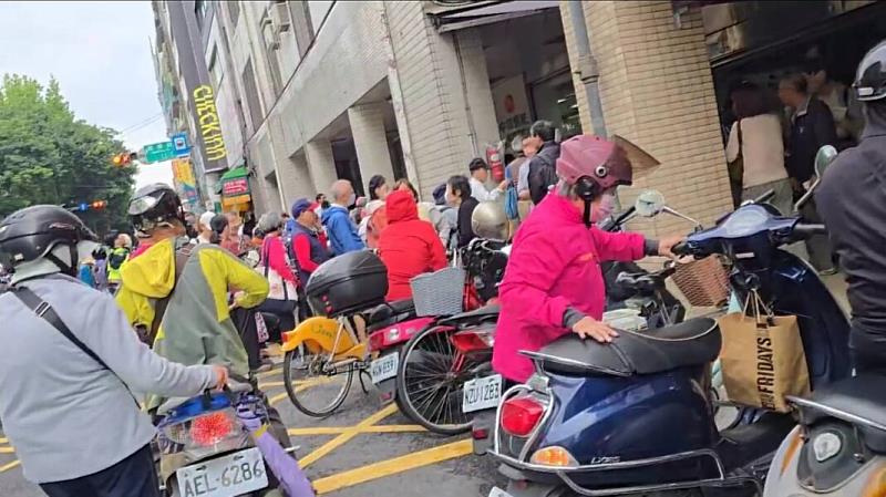 頂著大太陽排隊、人車爭道還要找車位！傳統領紀念品的混亂場面，讓近半數股民乾脆放棄權益。（圖／吃喝玩樂達人提供）
