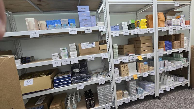專業規模化的代換門市（如長龍會議顧問萬華大理店）內部規劃井然有序，各大上市櫃公司紀念品分類清晰、備貨充足，提供股民更流暢的兌換體驗。（圖／業者提供）