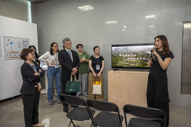台電公共服務處業務宣導組蘇聘茲組長（右1）為在場的師生解說展場的展出內容。