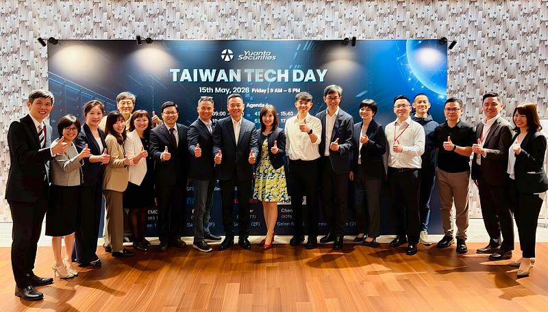 元大證券團隊與受邀參與的台灣9家AI價值鏈龍頭企業代表於2026 Yuanta Taiwan Tech Day活動現場合影。