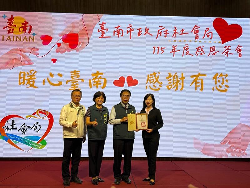元大人壽持續捐贈微型保險予臺南市身心障礙者,市長黃偉哲(右2)特頒發感謝狀,肯定元大人壽在提升弱勢保障的貢獻與具體行動。