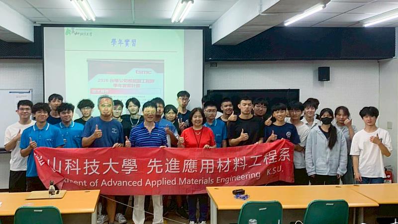 梁文俊科主任帶領東石機械科同學於參訪活動後，與黃昭銘主任及謝明君教務長（著紅衣者）合影。