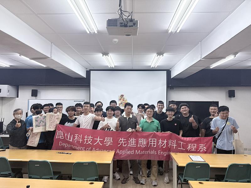 東石機械科師生帶著親手壓製個人專屬的帆布袋開心合影。