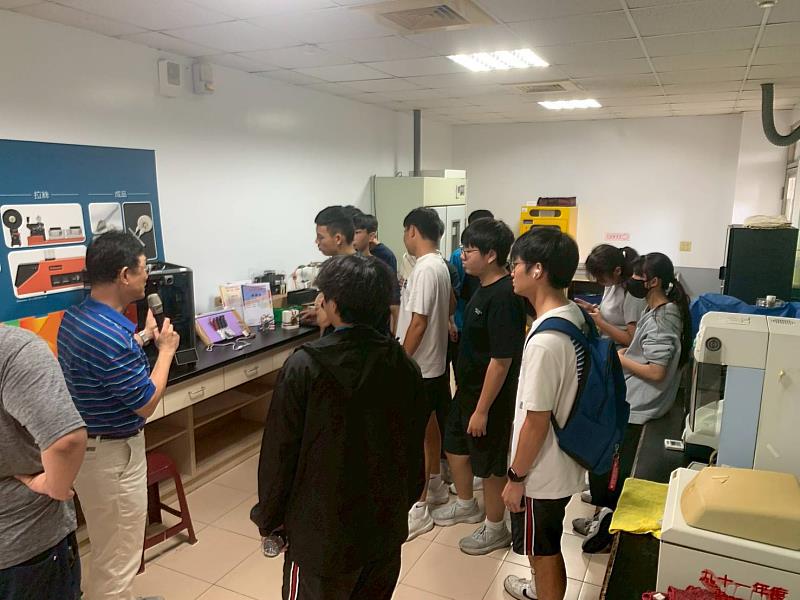 東石機械科應材系創客工作坊，了解類電池功能與能源材料應用。
