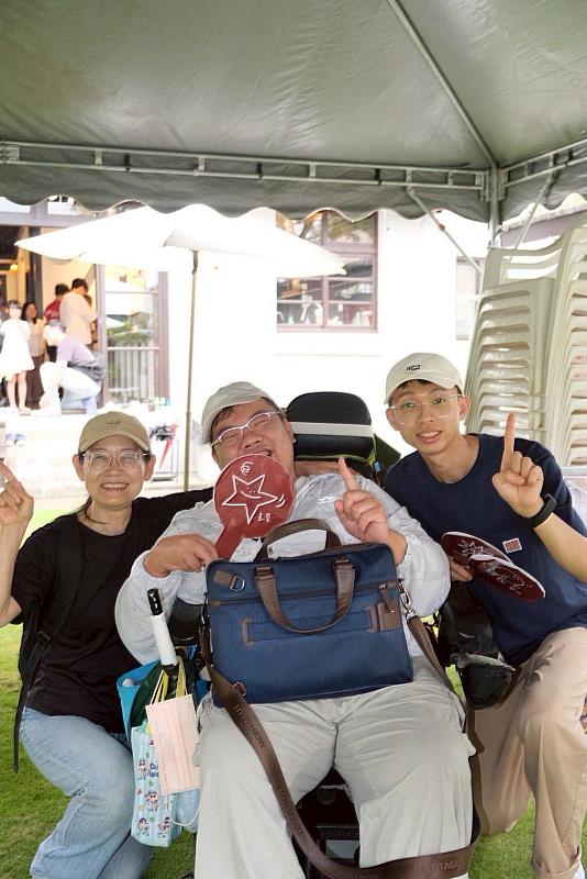 鳳山早療中心第1屆主任林美專（左）、第1屆校友冠華(中)、第1屆融合班校友宇軒（現為鳳療教保員）。