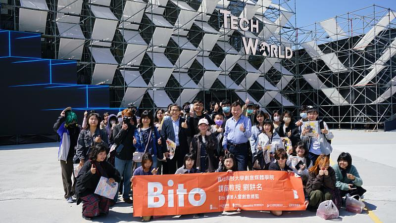 劉耕名講座教授率崑山科大師生參訪TECH WORLD館，導覽獲得ADC 銅立方獎的《A Tree Meets the Moon》。