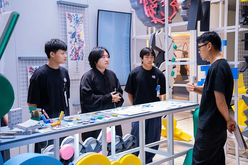 劉耕名講座教授出席視傳系畢業成果展，並細心給予學生建議與指導。