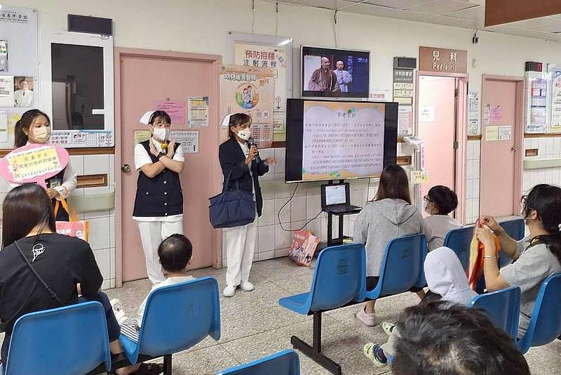 護理部督導鄭雅君（右1站立者）強調，家長應將所有危險物品及藥品保留原包裝與清晰標示，妥善放置在孩童絕對無法取得的高處或加了鎖的抽屜內，才能降低事故發生的風險。