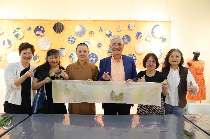 南華大學藝文中心舉辦「花葉移印」工作坊，高俊雄校長（右3）展現出「我愛南華」英文圖樣的花葉移印作品。