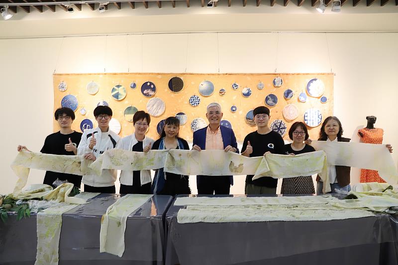 南華大學藝文中心舉辦「花葉移印」工作坊，師生展現自己創作的印染作品。