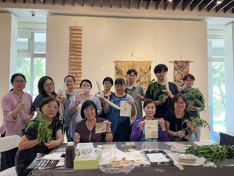 南華大學藝文中心舉辦「花葉移印」工作坊，師生歡喜參與體驗並合影留念。