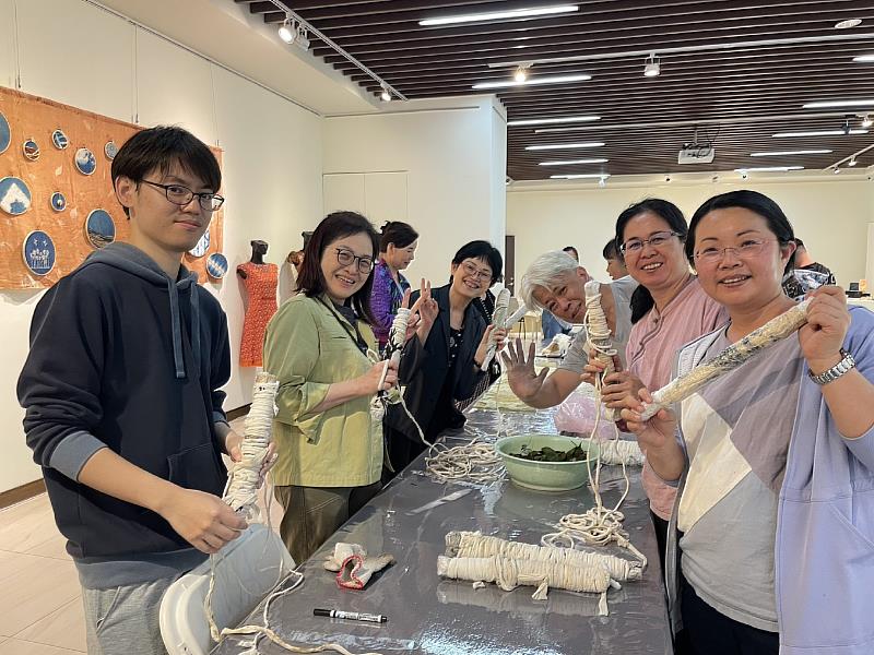 南華大學藝文中心舉辦「花葉移印」工作坊，學員展示初步綑綁完成的染卷。