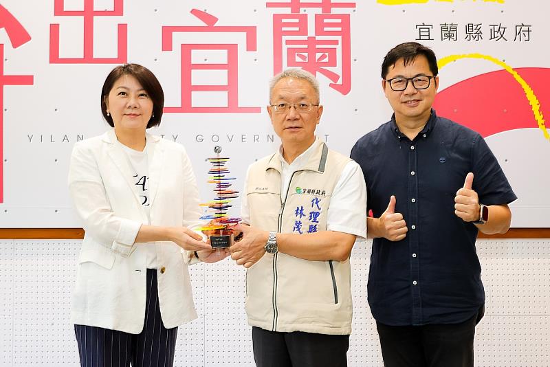 文化局長黃伴書獻博物館認證獎給林茂盛代理縣長。