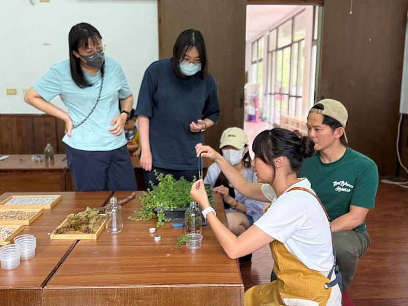 專業師資示範手作玻璃植物生態瓶。