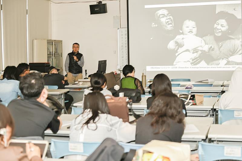 楊鎮豪老師於南大分享肖像攝影作品案例，引導學生思考影像中的社會觀察與人物情感。