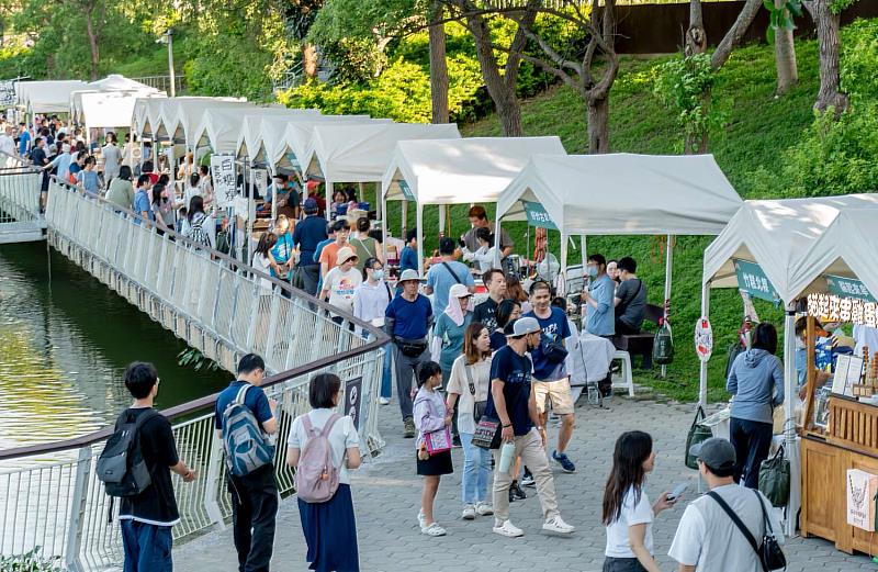 新竹市青草湖復刻活動結合復刻展、懷舊市集、童玩體驗及舞台演出等多元內容,首週吸引萬人來訪。