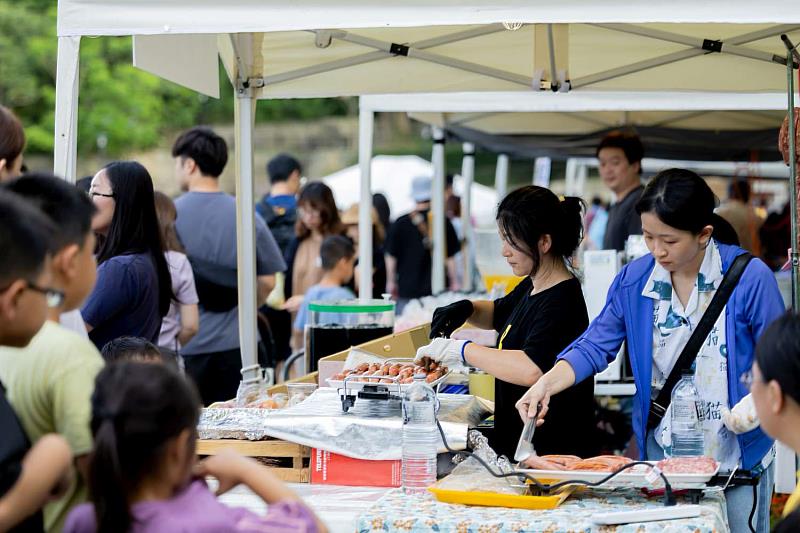 新竹市青草湖復刻活動結合復刻展、懷舊市集、童玩體驗及舞台演出等多元內容，首週吸引萬人來訪。