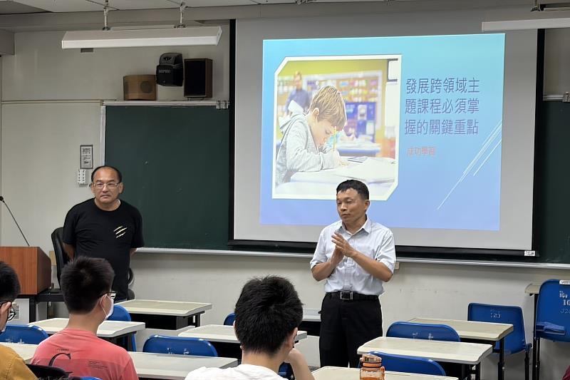 南大應數系主任黃印良教授(右)與高師大劉鎮寧教授(左)共同探討STEAM教學實踐,展現跨域師培合作成果。