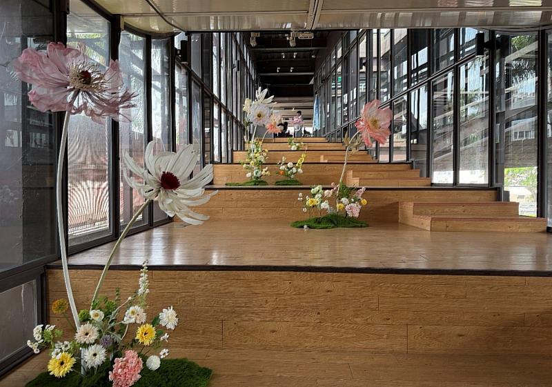 展場空間結合巨型花卉裝置藝術，以高質感的視覺美學，巧妙呼應打破框架的「顛覆」策展主題。