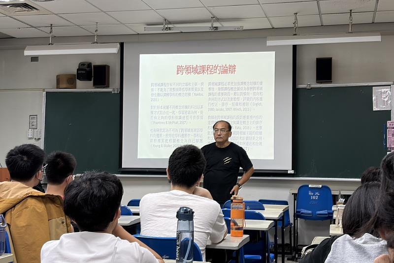 南大邀請高師大劉鎮寧教授分享STEAM跨領域課程設計理念，協助師資生掌握具系統性的教學規劃方法。