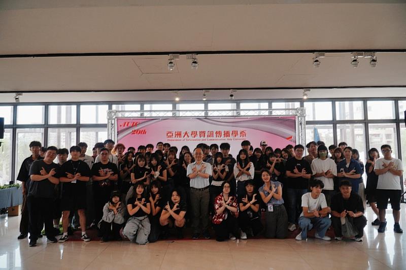 亞大資傳系第20屆全體畢業生與師長於展場大合影,展現團隊氣勢,為大學生涯留下美好見證。