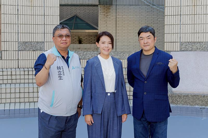 市長高虹安、教育處長林立生與學務主任呂順結合影。