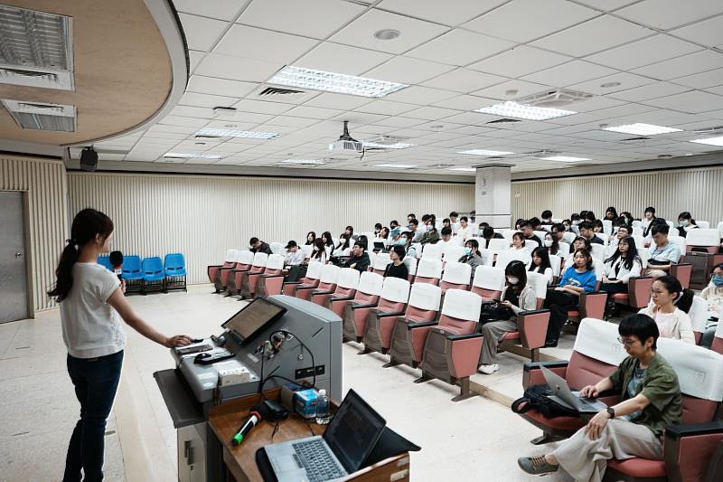 南大行政管理學系辦理企業管理專題講座，帶領同學認識跨國企業海外設廠與跨文化溝通的實務挑戰，深化全球治理視野。