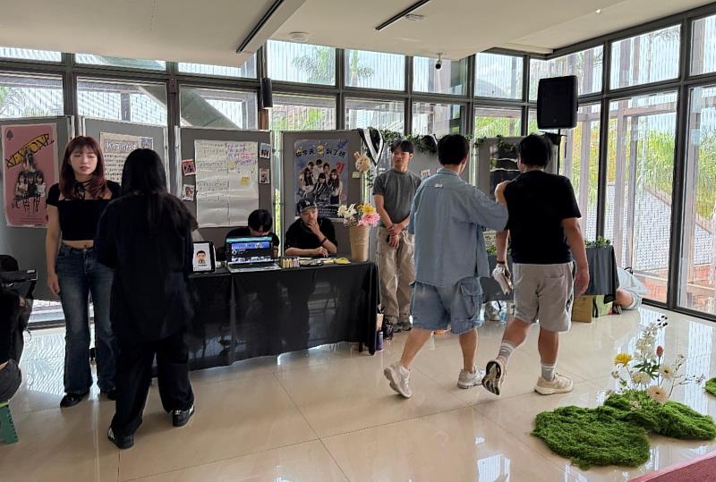 展區設於採光極佳的文資園區願景館，學生發揮巧思佈置展位，打造充滿年輕活力與設計感的空間。