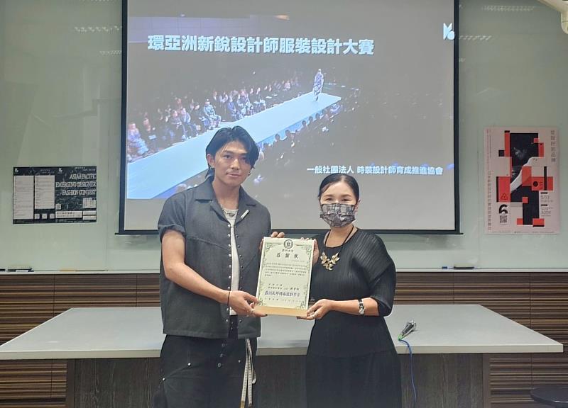 亞洲大學時尚系林青玫主任(右)頒發感謝狀予日本新銳設計師大竹悠生(左),感謝其蒞校分享。
