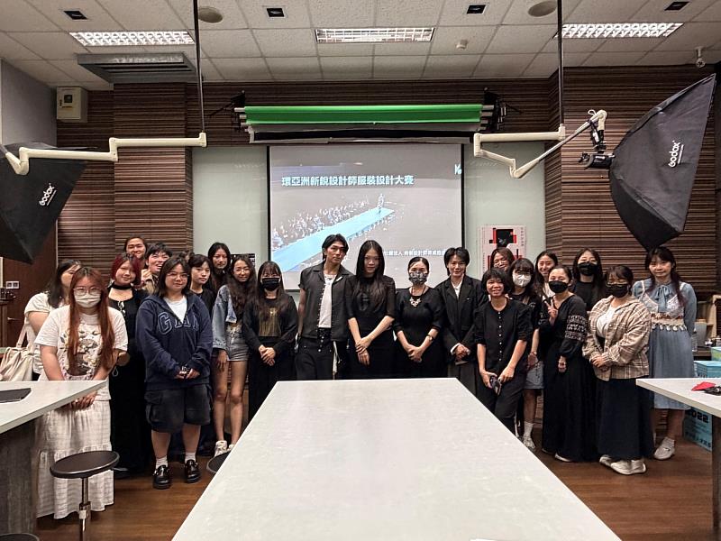 講座圓滿結束，大竹悠生設計師、林青玫主任與亞洲大學時尚設計學系全體師生合影留念。