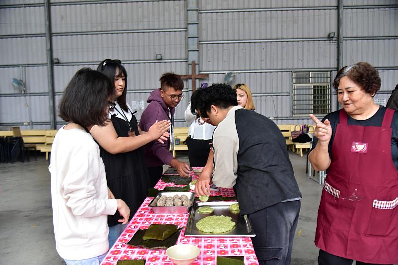 南大學生體驗巴宰族傳統食物umu（阿拉粿）製作，從飲食文化認識原住民族生活智慧與文化傳承意義。