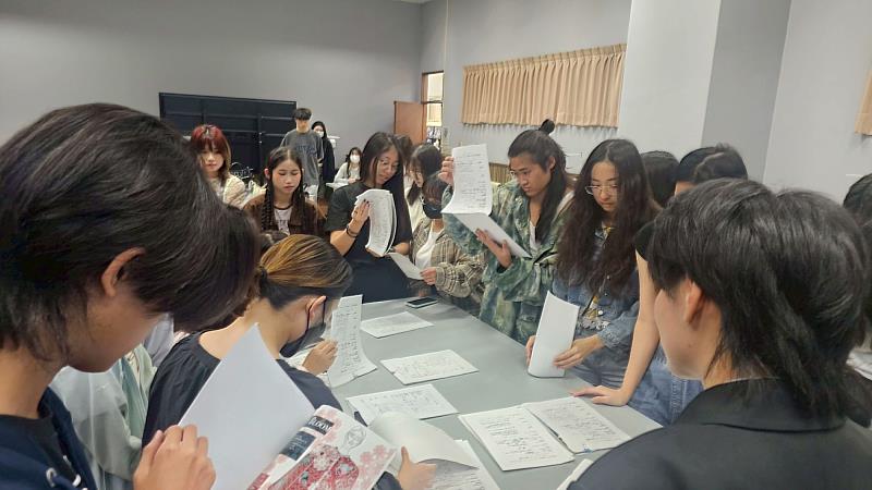 日本設計師大竹悠生（右）於課後與學生們深入交流，分享其品牌設計圖與創作心法。