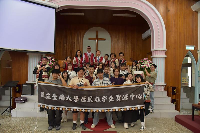 南大學生於部落聚落踏查課程中，透過青年與長者導覽分享，了解巴宰族歷史脈絡與文化復振歷程。