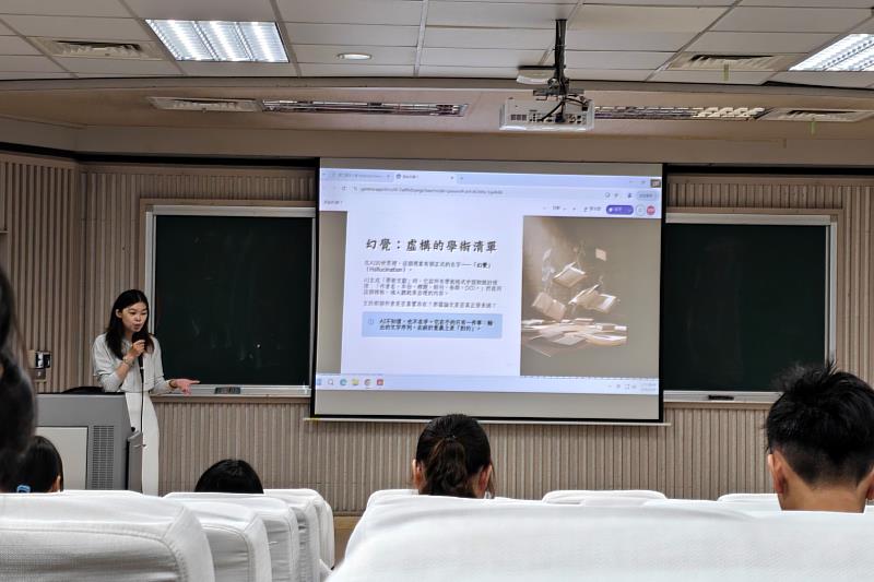 南大國語文學系課程結合AI與文學思辨，黃資婷老師解析大型語言模型運作原理，引導學生理解科技與創作的關係。