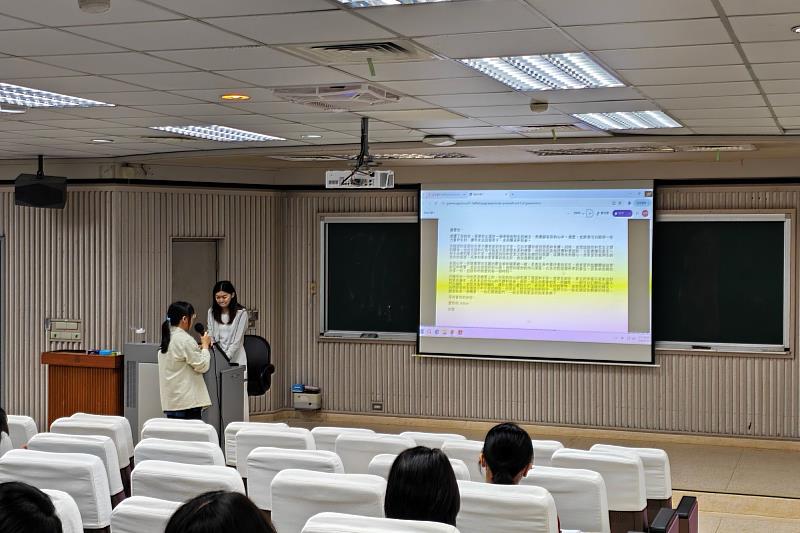 南大學生於課堂中分享對AI與文學創作的觀察與想法，展現閱讀理解、思辨分析與口語表達能力的學習成果。