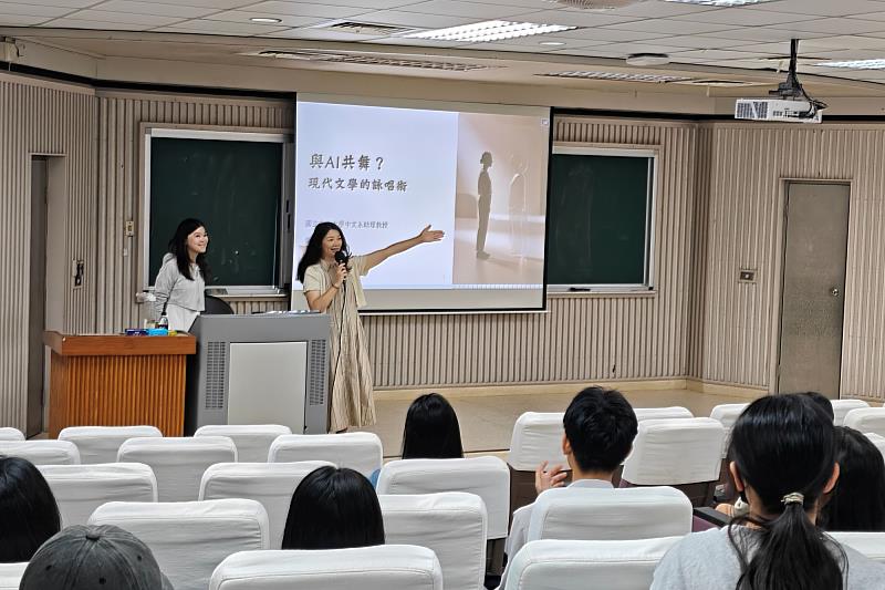 南大國語文學系「中文閱讀與書寫」課程邀請黃資婷老師專題分享，帶領同學探討AI時代的人文素養與閱讀思辨能力。