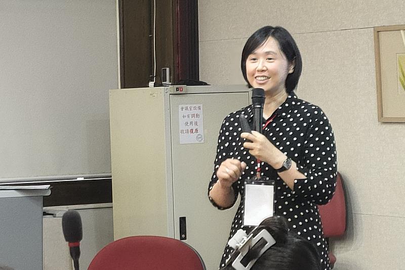 屏東大學莊念青副教授於南大論壇介紹「三師共學」模式，分享親師生社群與雙語教育的在地實踐經驗。